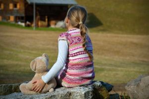 Salvaţi Copiii cere abrogarea OUG prin care a fost desfiinţată ANPDCA