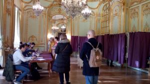 Peste 13% dintre secţiile de votare din ţară nu asigură condiţii de acces pentru persoanele cu mobilitate redusă