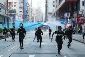 Protestatarii din Hong Kong au ţinut un priveghi pentru "martiri" şi au cerut "răzbunare" după moartea unui student