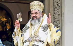 Patriarhul Daniel a votat la o secţie din Bucureşti şi le-a oferit iconiţe tuturor celor prezenţi