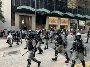 Manifestant mascat rănit prin împuşcare cu gloanţe reale la Hong Kong