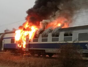 Siguranţă feroviară, "marca CFR Călători".Trenul Interregio 1825 a luat foc, ieri, între Roşiorii de Vede şi Craiova, în timp ce transporta 100 de călători. Vagonele au fost modernizate la Atelierele Griviţa.