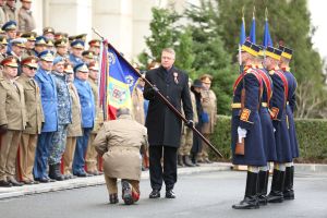 Înmânarea drapelului de către preşedintele Klaus Iohannis, noului şef al Statului Major al Apărării, Generalul Luca Daniel Petrescu. (sursa: defense.ro)
