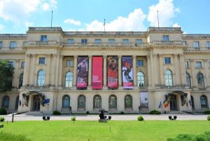 Expoziţie în exteriorul Muzelui Naţional de Artă al României