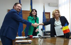 Ministrul Educaţiei, Monica Cristina Anisie (centru), alături de Cristina Chiriac, preşedintele CONAF, şi Franck Neel, preşedintele FPPG, la semnarea "Pactul pentru educaţie antreprenorială".
