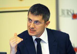 "Ideea aceasta de eventuală angajare a răspunderii ar deschide un precedent foarte periculos, nu neapărat referitor la prezentul Guvern, dar orice guvern din viitor va putea să evite dezbaterile din Parlament pe cele mai importante legi", a declarat Preşedintele USR, Dan Barna.