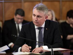 Ministrul Transporturilor, Lucian Bode: "Noi trebuie să ne aşezăm la masă toţi şi să spunem: acesta este planul, îşi permite România? Pentru că din fonduri europene o să avem bani, dar puţini; din buget vor fi bani, dar puţini. Şi atunci va trebui să ne îndreptăm către parteneri financiari externi, care să ne finanţeze, să ne împrumutăm, într-un cuvânt. Să spunem pe nume: să creştem gradul de îndatorare a ţării". 