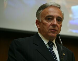 Mugur Isărescu