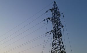 ANRE reduce tarifele de transport şi distribuţie a electricităţii