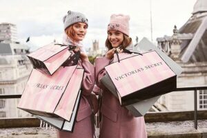 Surse: Proprietarul Victoria"s Secret vrea să vândă brandul de lenjerie