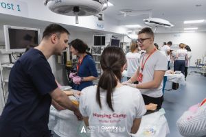 Primul program de studii universitare pentru asistenţi medicali, cu diplomă de la o universitate internaţională