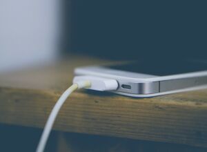 Telefoanele vor avea un singur model de încărcător în Europa