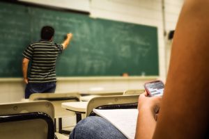 FSLI cere preşedintelui să promulge legea de protecţie a cadrelor didactice 