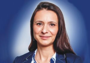 Fostul director de HR de la Electrica, Dana Alexandra Drăgan, solicită ca instanţa să oblige compania să-i achite comisionul de neconcurenţă prevăzut în contractul său de mandat, în valoare totală brută de 102.576 euro, precum şi actualizarea acestei sume cu rata inflaţiei.