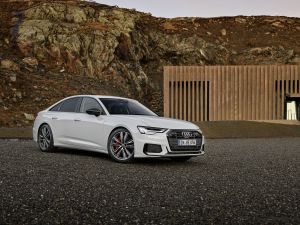Audi lansează în România prima limuzină cu tracţiune integrală şi sistem de propulsie hibrid plug-in