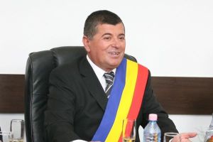 Senatorul Emanoil Savin părăseşte grupul parlamentar PNL