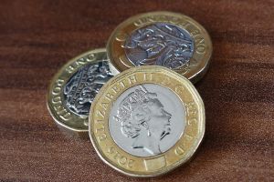 Monetăria Regală Britanică a lansat o monedă din aur de 7.000 de lire sterline în onoarea lui James Bond