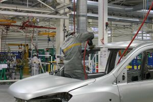 Dacia Renault şi fabrica Pirelli din Slatina îşi suspendă activitatea