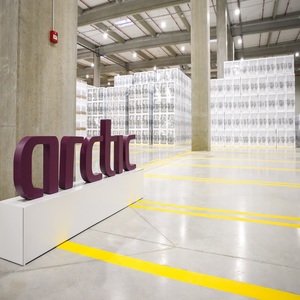 Arctic donează către Crucea Roşie Română 50 de maşini de spălat şi 25 de frigidere 