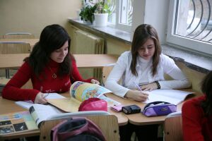 Ministerul Educaţiei anunţă că liceeni din comunităţile dezavantajate din punct de vedere tehnologic vor primi tablete