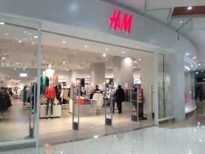 Proprietarii de spaţii comerciale în pericol după ce chiriaşi precum H&M refuză să plătească chirii