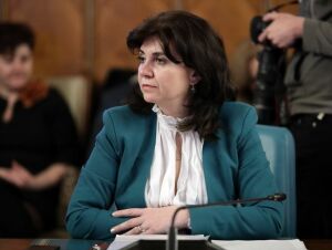 Monica Anisie: "Vreau să fac precizarea că data exactă privind reluarea cursurlor se va stabili în funcţie de evoluţia pandemiei şi măsurile luate de CNSSU. Scenariul de lucru prevede reluarea cursurilor după încetarea stării de urgenţă şi asigurarea tuturor măsurilor pentru ca elevii, studenţii şi cadrele didactice să fie în siguranţă". 