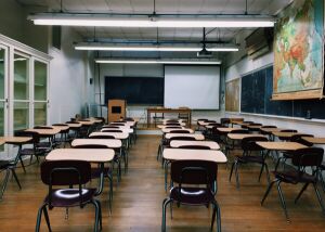 Examene cu măşti, distanţare, teamă şi materie mai puţină