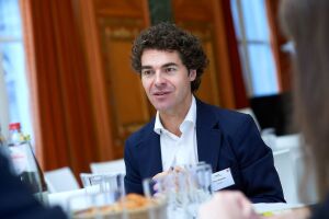 Momentul în care Italia a cerut ajutor şi nu l-a primit este unul istoric, spune Alberto Alemanno. "Nu doar că statele membre ale UE nu au răspuns solicitării, dar au luat măsuri pentru a preveni exportul echipamentului medical", a adăugat domnia sa.