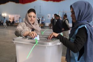 Preşedintele afgan Ghani şi rivalul său Abdullah au semnat un acord de împărţire a puterii