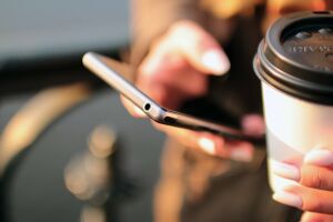Scădere consistentă pe piaţa telefoanelor inteligente