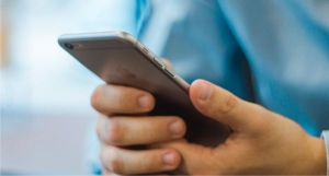 Vânzările globale de smartphone-uri vor scădea cu aproape 12% în acest an