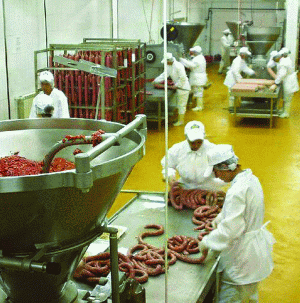 Polifosfatul de sodiu, aproape nelipsit din mezeluri, produce tulburări în asimilarea mineralelor în organism, printre care şi calciul.