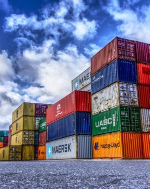 Exporturile au scăzut în aprilie cu 47%, iar importurile au scăzut cu 34%