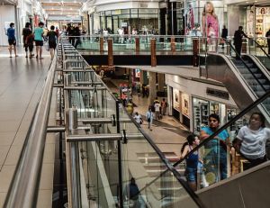 Mall-urile, redeschise după aproape trei luni