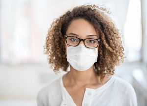 Măştile medicinale reduc cu 40% răspândirea noului coronavirus