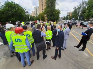 Premierului Orban nu-i iese distanţarea socială