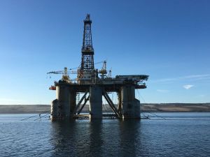Forajele offshore ar putea ajuta economia, dar liderii politici nu se grăbesc în acest sens