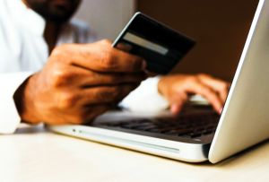 Cât durează un transfer bancar intern? Depinde...