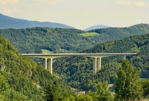 "Turcia şi China investesc în infrastructura Serbiei pentru ca traficul de mărfuri din Asia să ocolească România"