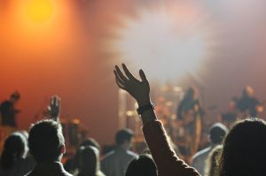 Artiştii scenei britanice lansează un apel pentru salvarea industriei concertelor