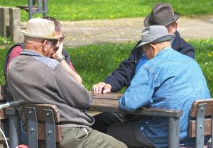 Asociaţiile de pensionari anunţă proteste dacă pensiile nu cresc de la 1 septembrie