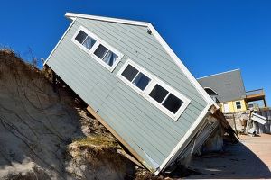 Locuinţe în pericol de colaps, după ce valuri uriaşe au lovit coasta New South Wales