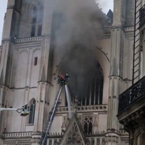 Incendiu de proporţii la catedrala din Nantes
