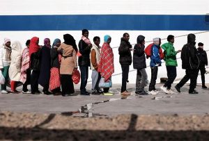  Peste 200 de migranţi au fugit din carantină în Sicilia