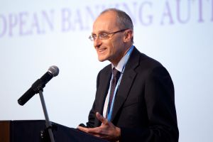 "Băncile din zona euro ar putea avea în curând dificultăţi dacă actuala criză se va agrava"