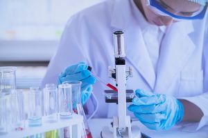 Sanofi şi GSK promit 60 milioane de doze de vaccin Regatului Unit