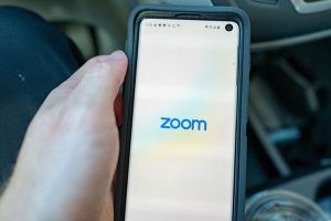 Zoom suspendă vânzările directe către clienţii din China