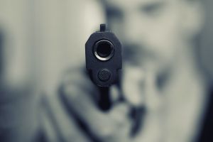 Luare de ostatici şi ameninţare cu bombă într-un centru de afaceri în centrul Kievului