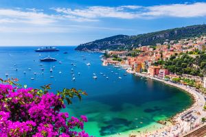 Coasta de Azur, mistuită de un incendiu de vegetaţie care a evacuat mii de oameni