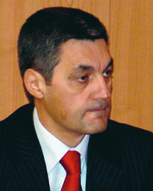 Stere Farmache a fost directorul Agenţiei Valorilor Mobiliare (AVM), înfiinţată în 1993 în cadrul Ministerului Finanţelor. Ulterior, agenţia şi-a modificat denumirea în ANVM (Agenţia Naţională a Valorilor Mobiliare), părintele actualei Comisii Naţionale a Valorilor Mobiliare (CNVM), înfiinţată în octombrie 1994.Stere Farmache a câştigat competiţia pentru funcţia de director general al BVB, în faţa lui Constantin Donoaică (şeful nucleului de specialişti pentru piaţa de capital, pregătiţi între 1992 - 1994 în cadrul Băncii Naţionale). Donoaică a devenit, ulterior Comisar general al Bursei.Până ieri, Stere Farmache a condus Bursa ca director, cu dedicaţie, echilibru, seriozitate şi dedicaţie."Las Bursa cu un executiv matur, capabil să se coordoneze şi să-şi menţină standardul în activitate", ne-a declarat, ieri , domnul Stere Farmache, care a continuat astfel: "Nu părăsesc Bursa şi n-aş renunţa la funcţie dacă Bursa ar avea vreo problemă. Iar, dacă s-ar ivi vreuna în viitor, declar că sunt dispus să mă întorc şi să lucrez gratuit."Stere Farmache rămâne să îşi îndeplinească mandatul de preşedinte al BVB, care se întinde până spre sfârşitul anului 2009.Se cuvine să îi subliniem meritele la edificarea unei imagini curate a instituţiei Bursei de Valori Bucureşti şi să îi urăm să nu se ivească situaţia în care să lucreze gratuit.(Florian Goldstein)